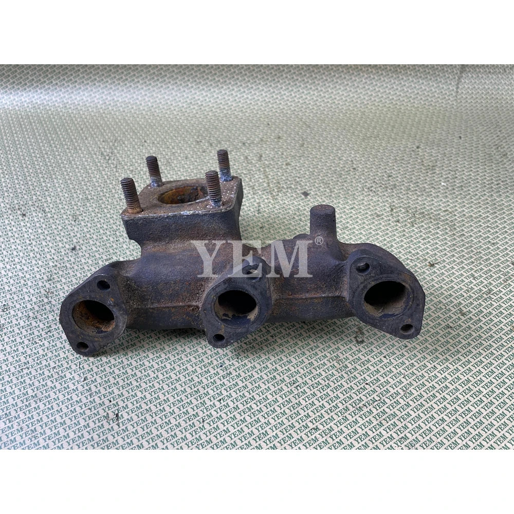 USED D902 EXHAUST MANIFOLD FOR KUBOTA DIESEL ENGINE SPARE PARTS For Kubota