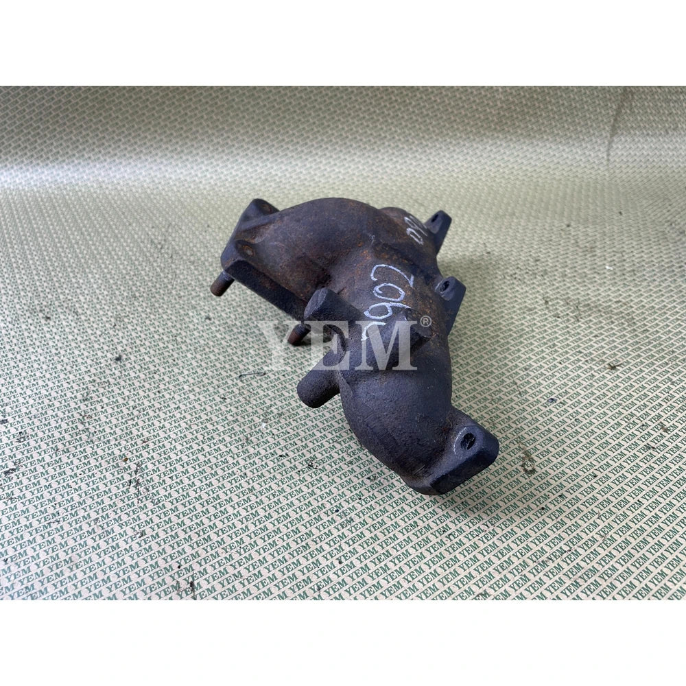 USED D902 EXHAUST MANIFOLD FOR KUBOTA DIESEL ENGINE SPARE PARTS For Kubota